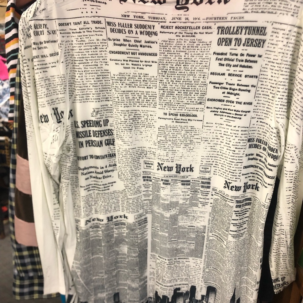 Pretty woman plus size, New York Times print scoop neck, 3/4 sleeve top - Picture 6 of 8